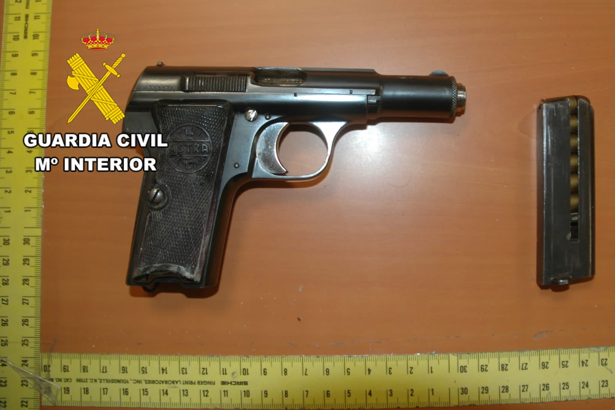 Pistola incautada al presunto autor del robo con violencia en Chilluévar.