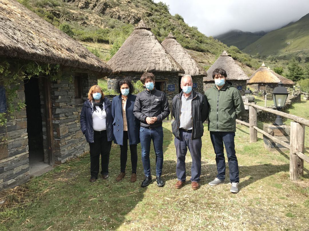 El diputado de Cultural y el director del ILC visitan el yacimiento Castro de Chano 