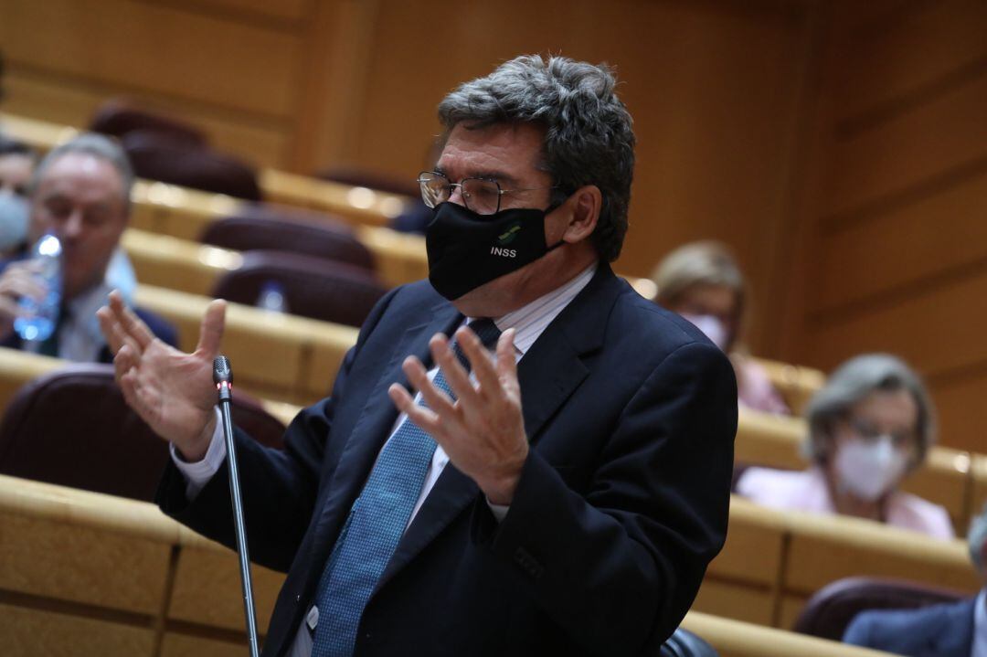 La ministro de Inclusión, Seguridad Social y Migraciones, José Luis Escrivá, interviene durante una sesión de control al Gobierno en el Senado