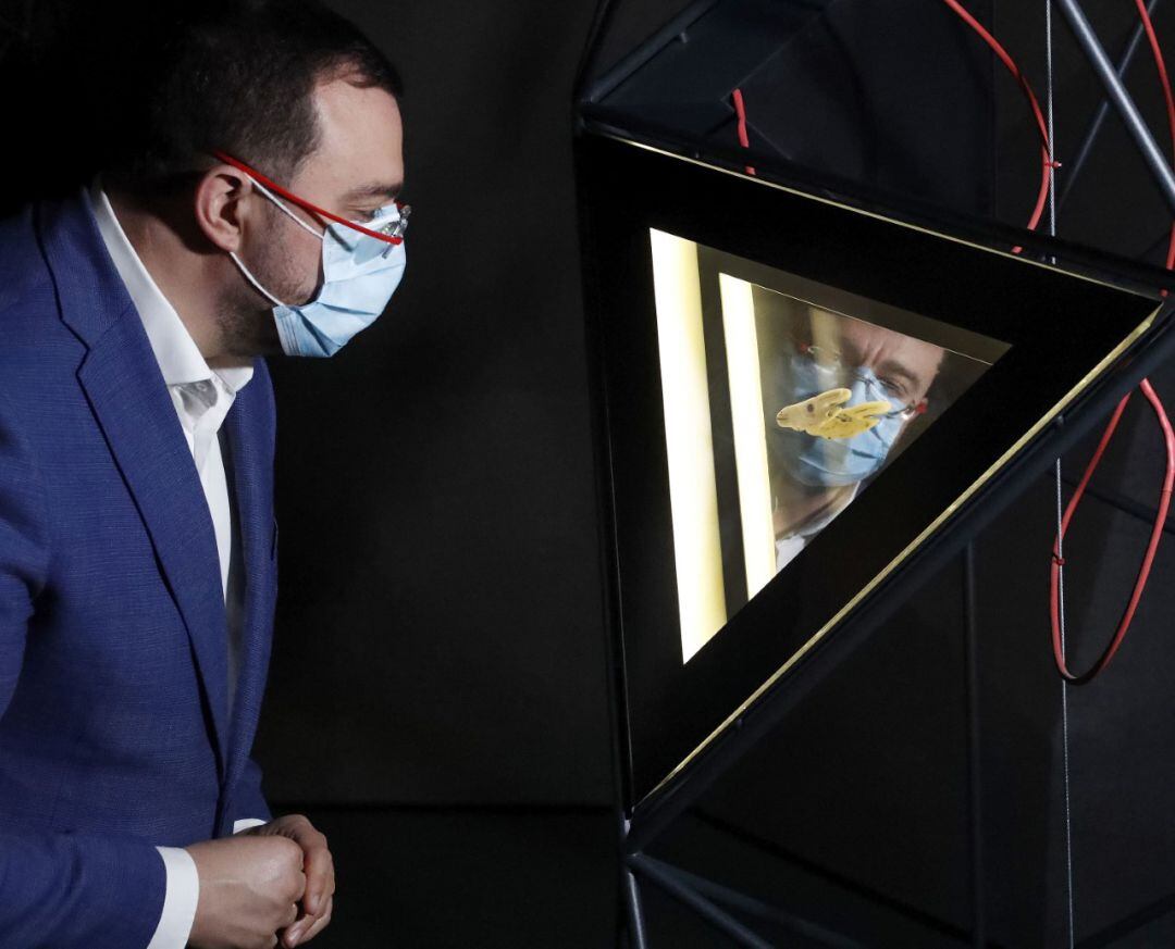 El presidente del Principado, Adrián Barbón, durante la visita al Centro de Arte Rupestre Tito Bustillo.