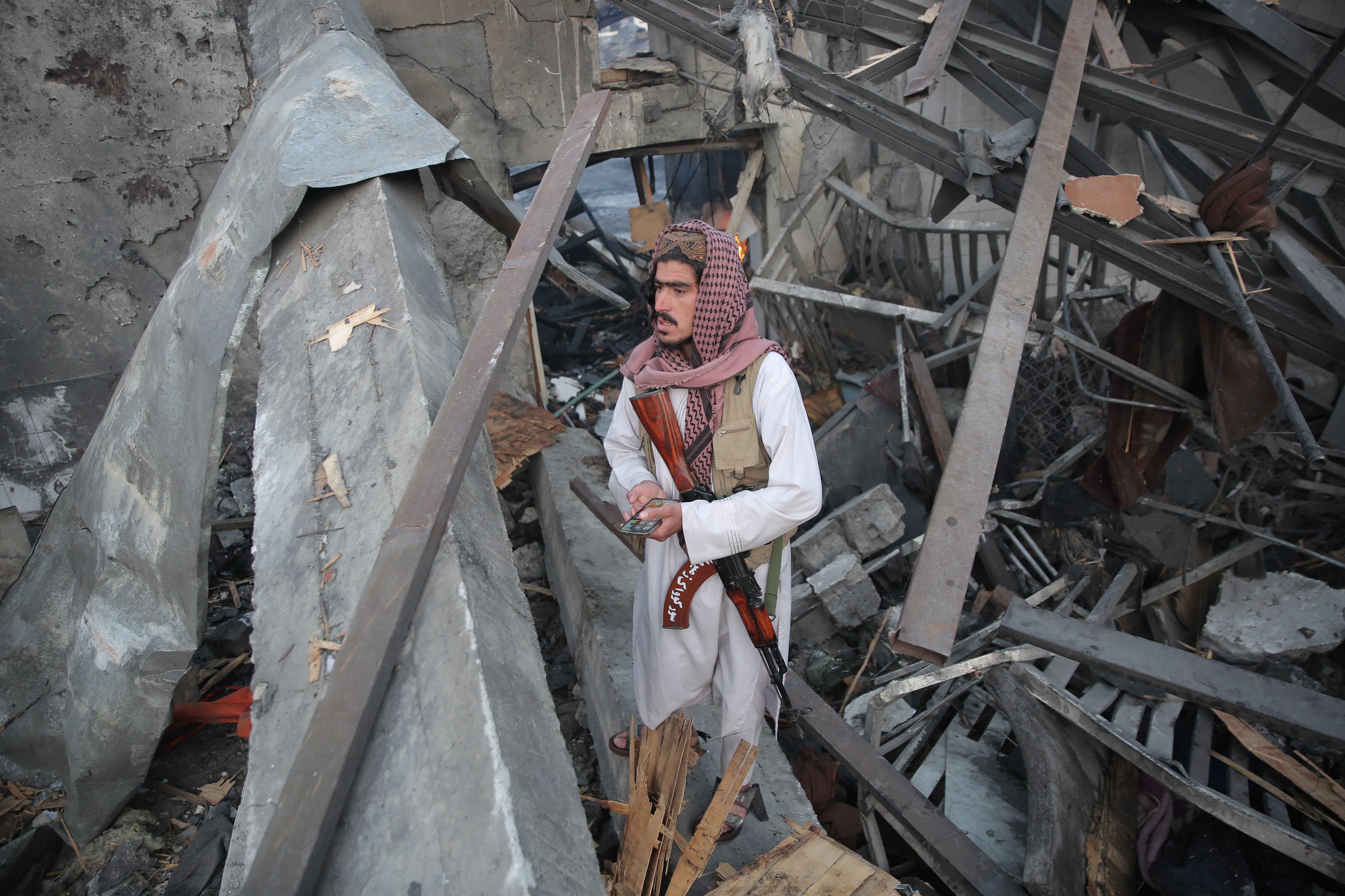Los talibanes hacen guardia de seguridad en el lugar de presuntos ataques aéreos paquistaníes en Kabul, Afganistán