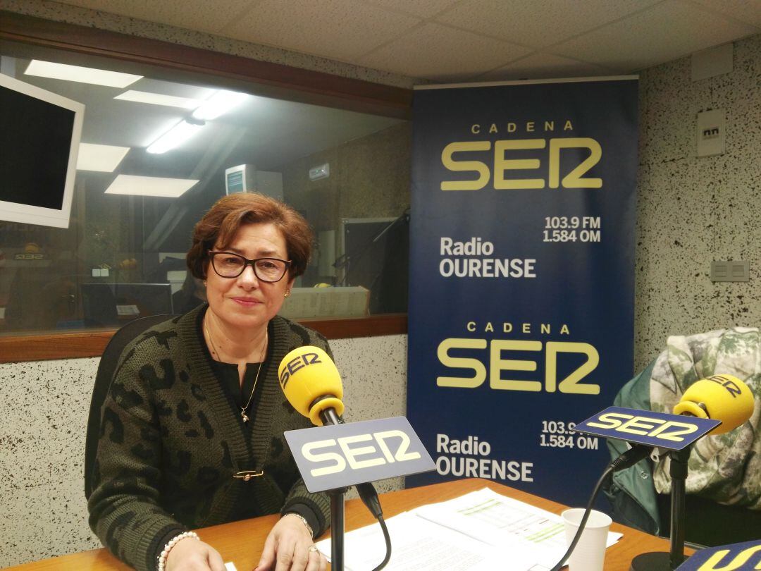 Elvira Lama, portavoz socialista, en los estudios Ramón Puga de Radio Ourense- Cadena SER