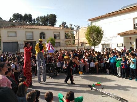 Un pasacalles condujo a los vecinos de Quesada hasta el parque en el día de su inauguración