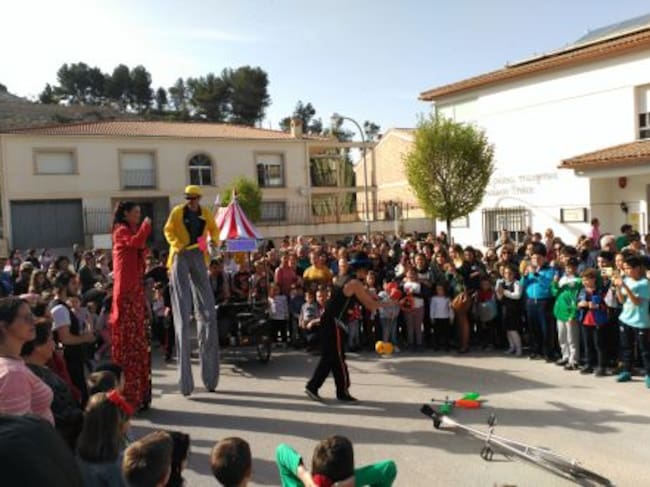 Un pasacalles condujo a los vecinos de Quesada hasta el parque en el día de su inauguración