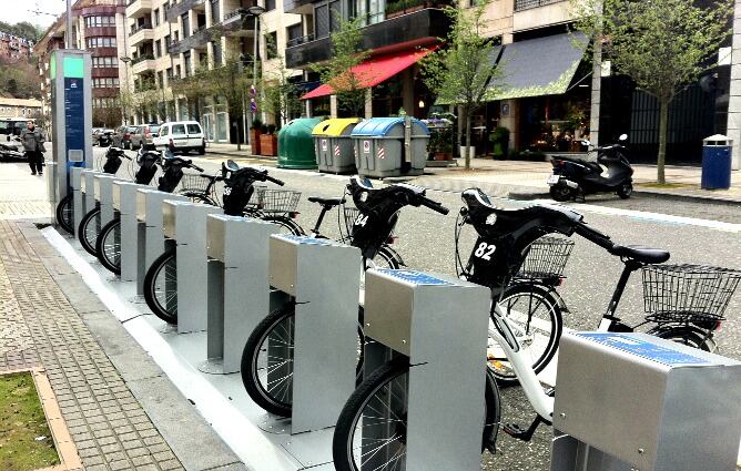 Aparcamiento de bicis DBizi en el Antiguo