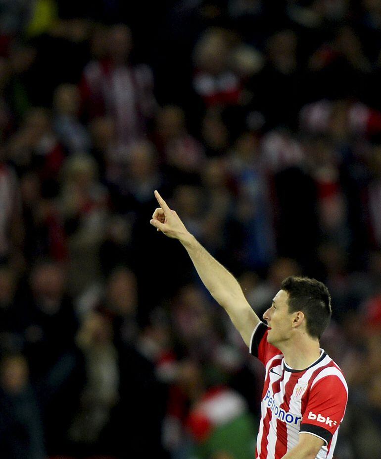 Athletic Bilbao's Aritz Aduriz celebrates a goal during their Spanish first division soccer match against Valencia at San Mames stadium in Bilbao, April 9, 2015. REUTERS/Vincent West