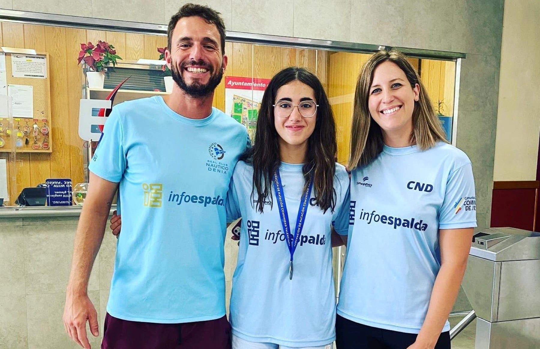 Alexandra Alapont junto a Pau y Carla sus entrenadores.