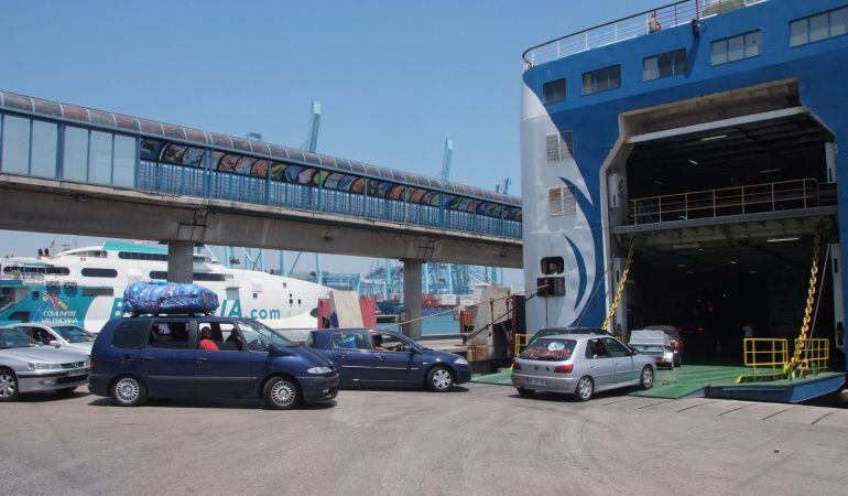 Vehículos accediendo al ferry en Alicante con destino Argelia 