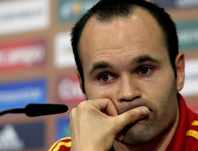 El centrocampista de la selección española de fútbol Andrés Iniesta durante la rueda de prensa que ofreció en el lugar de concentración del equipo español en la localidad polaca de Gniewino, tras clasificarse ayer para los cuartos de final de la Eurocopa 