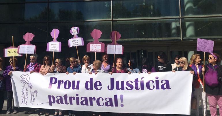 Concentración feminista en la Ciudad de la Justicia de València