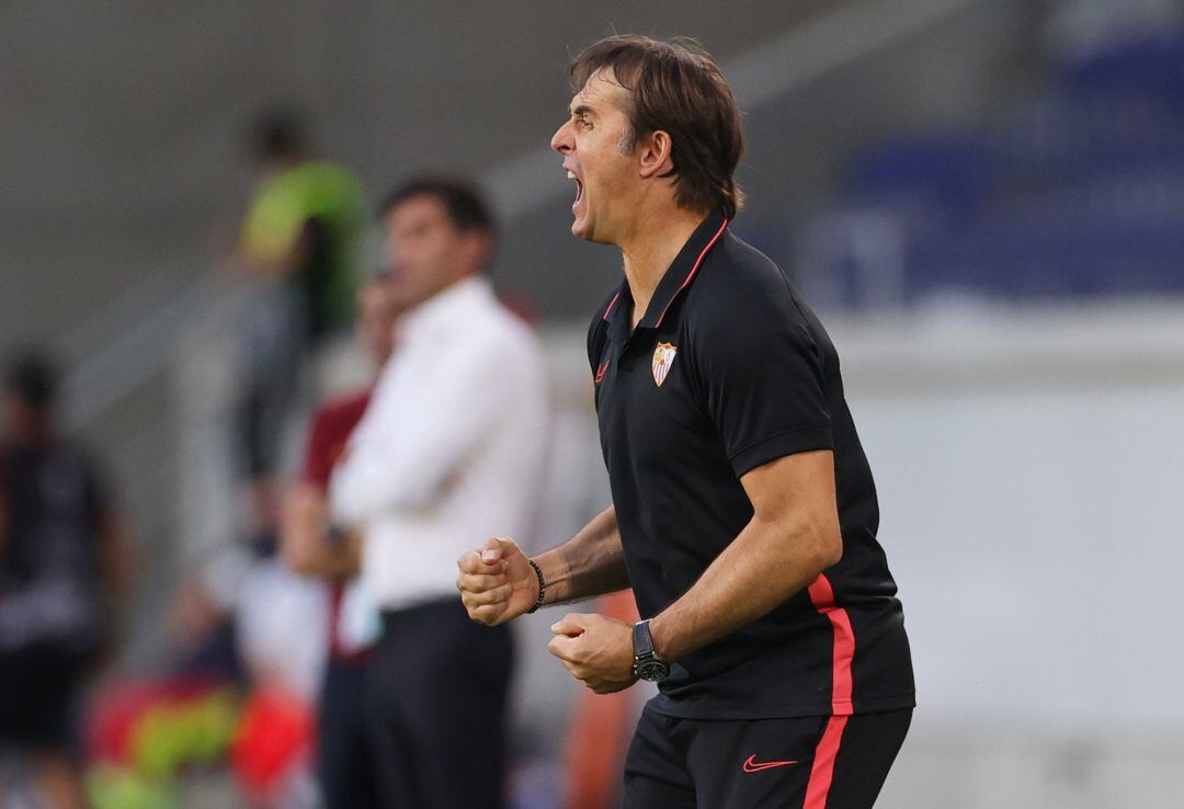 Soccer Football - Europa League - Round of 16 - AS Roma v Sevilla - MSV-Arena, Duisburg, Germany - August 6, 2020 Sevilla coach Julen Lopetegui reacts, as play resumes behind closed doors following the outbreak of the coronavirus disease (COVID-19) Pool via REUTERS Friedemann Vogel