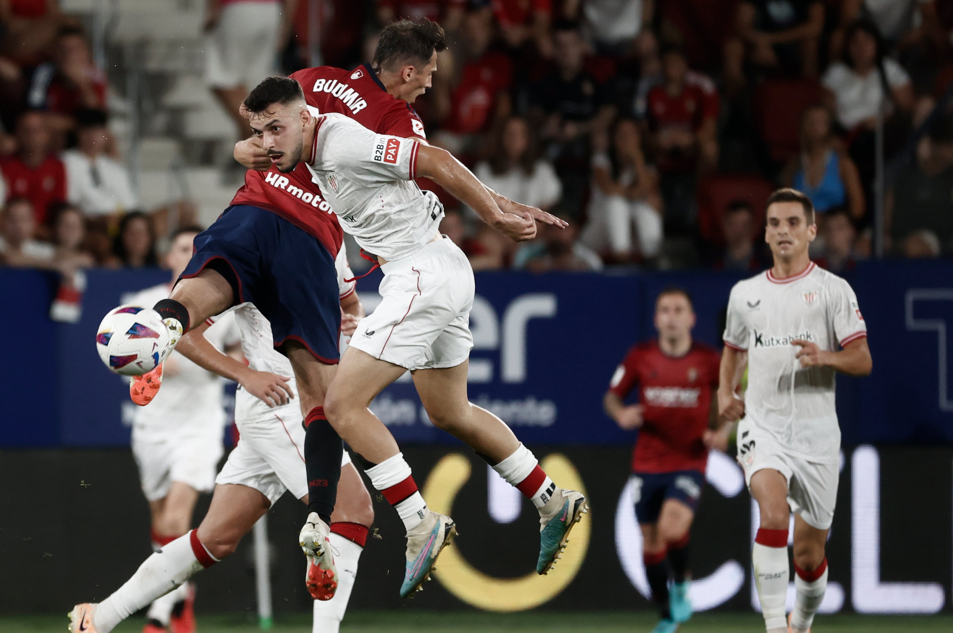 Aitor Paredes y Ante Budimir pugnan por un balón durante el partido de la segunda jornada de LaLiga