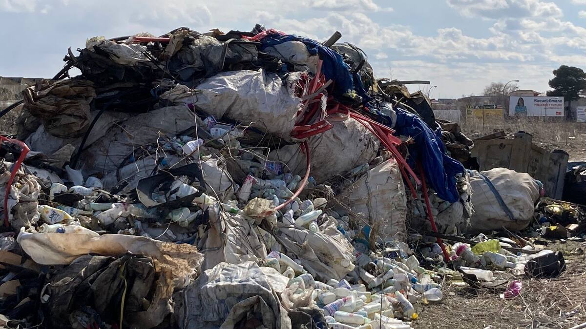 El portavoz del PP de Ciempozuelos, Héctor Añover, y la alcaldesa Raquel Jimeno, repasan la existencia de un vertido ilegal a la entrada del municipio