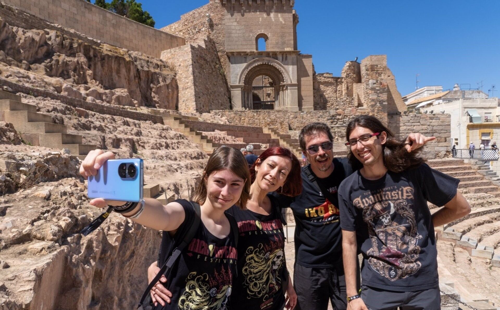 Foto de visitantes en el Teatro Romano de Cartagena