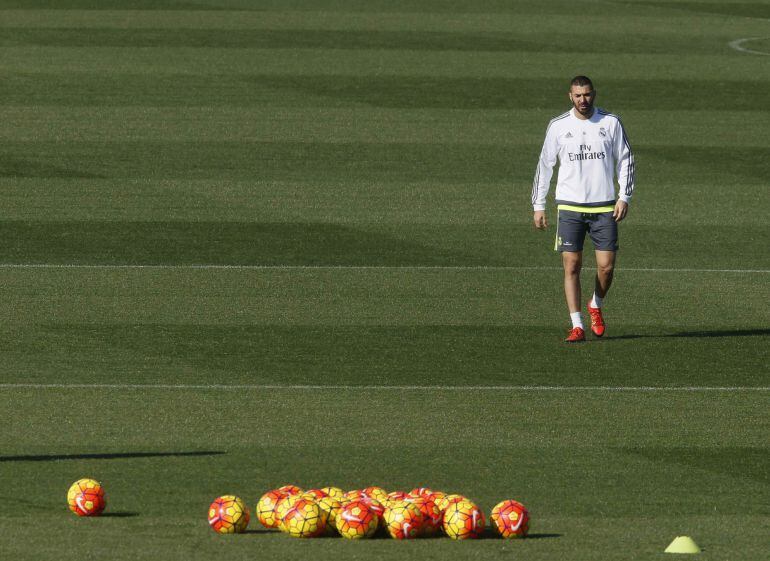 El delantero francés del Real Madrid, Karim Benzema, durante el entrenamiento del equipo en la Ciudad Deportiva de Valdebebas