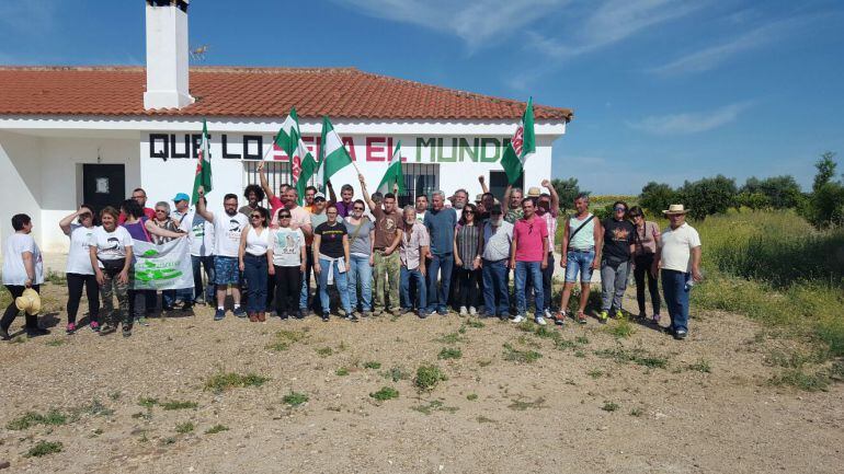 Miembros del SAT en la finca Somontes