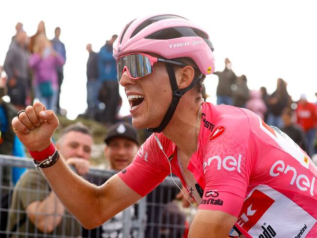 Juan Pedro López celebrando el liderato del Giro de Italia tras la novena etapa