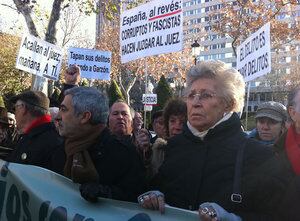 Un centenar de personas protestan ante el Supremo por el juicio a Garzón, en la foto Gaspar Llamazares y Pilar Bardem