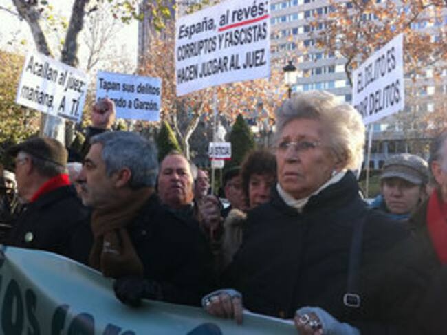 Un centenar de personas protestan ante el Supremo por el juicio a Garzón, en la foto Gaspar Llamazares y Pilar Bardem