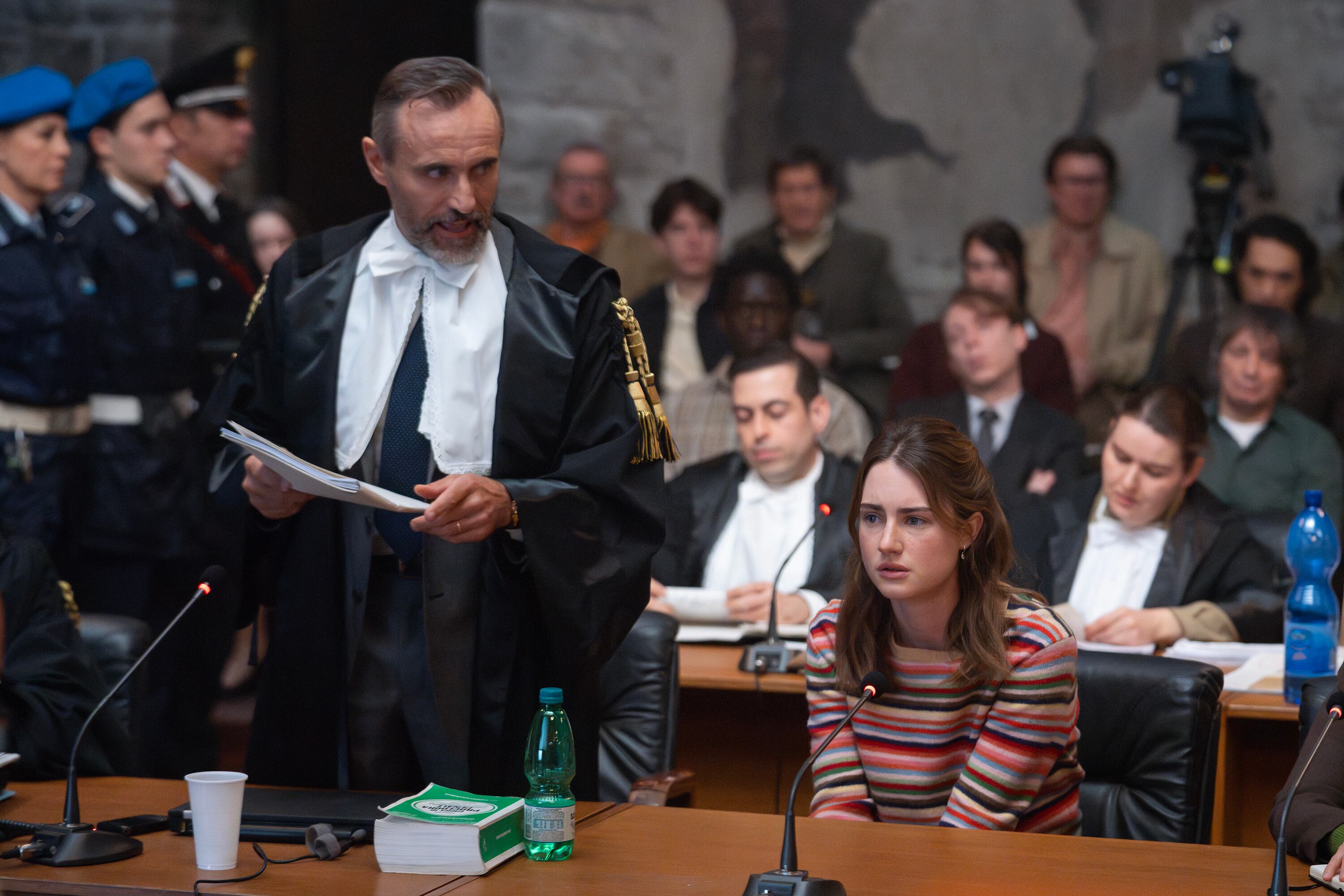 Fotograma de la serie 'Amanda Knox: una historia retorcida' (J.K. Steinberg, 2025), con Stefano Cassetti como abogado de Knox, interpretada por Grace Van Patten / ADRIENN SZABO / CEDIDA