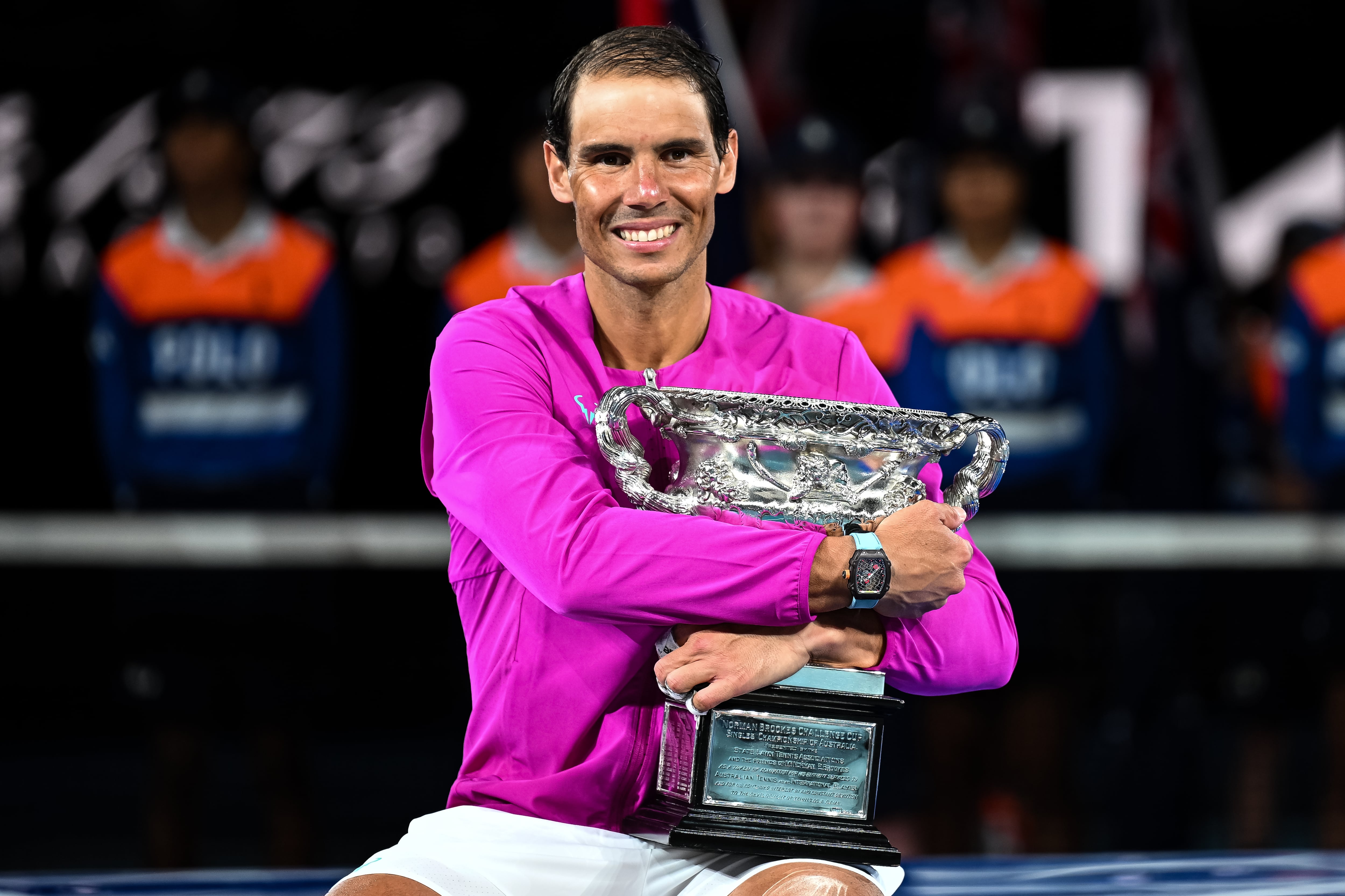 Rafa Nadal con el título del Open de Australia.