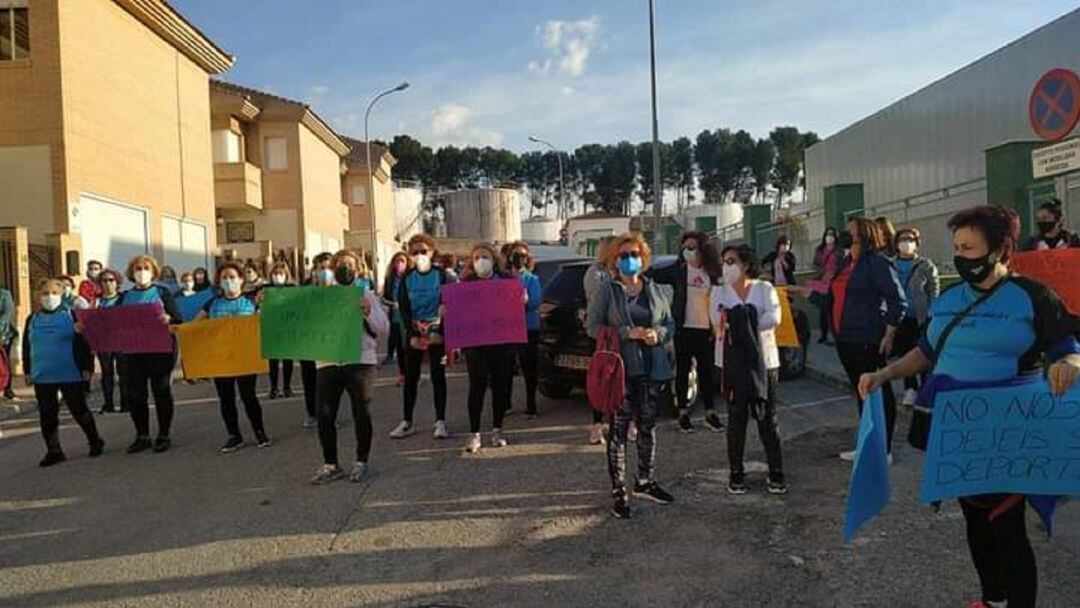 Mujeres se plantaron a las puertas del Polideportivo Municipal de Martos para exigir que los precios de servicios deportivos no suban