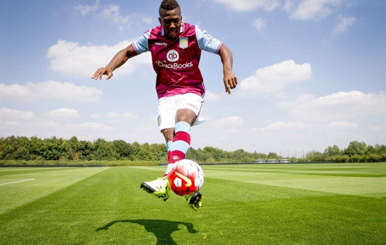 Adama, en su presentación con el Aston Villa