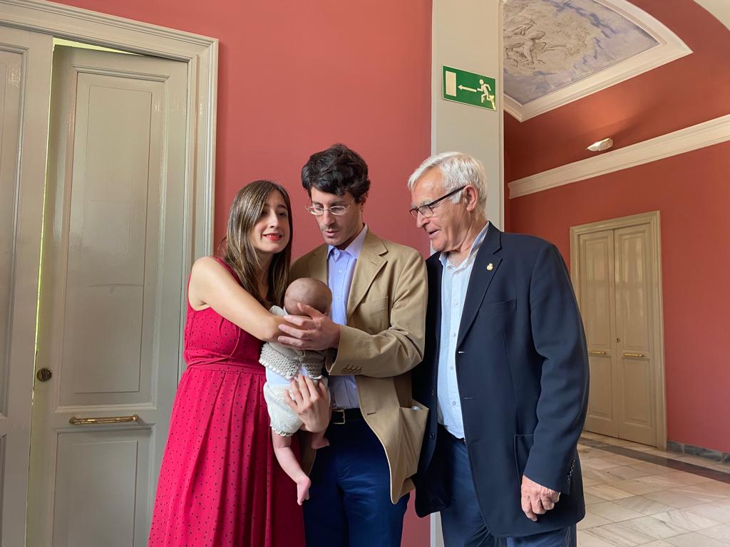 Candela y Andrés sujetan a Roc, el primer bebé de València bautizado por lo civil. Ambos posan junto al alcalde, Joan Ribó