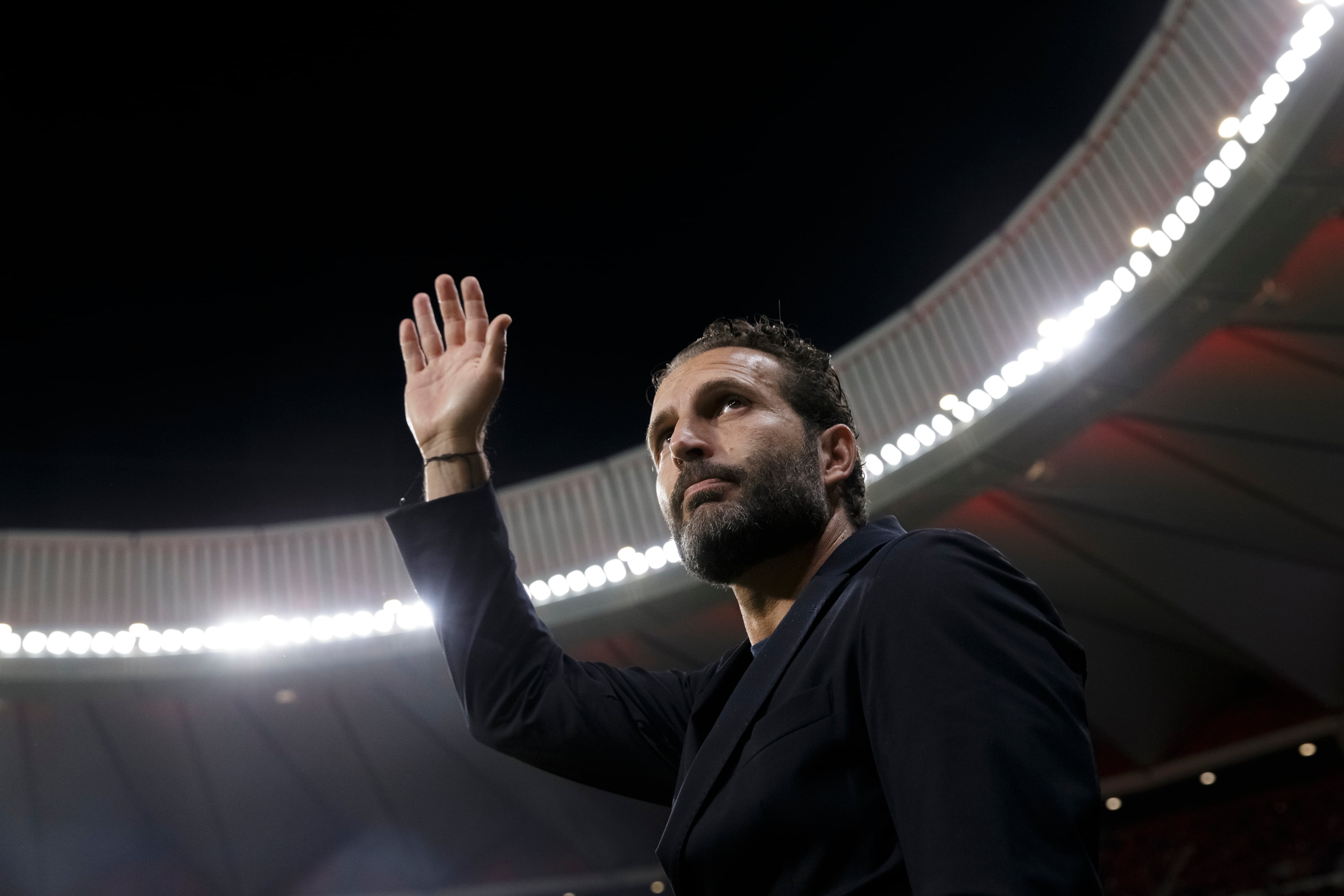 Rubén Baraja saluda a la grada durante un partido del Valencia