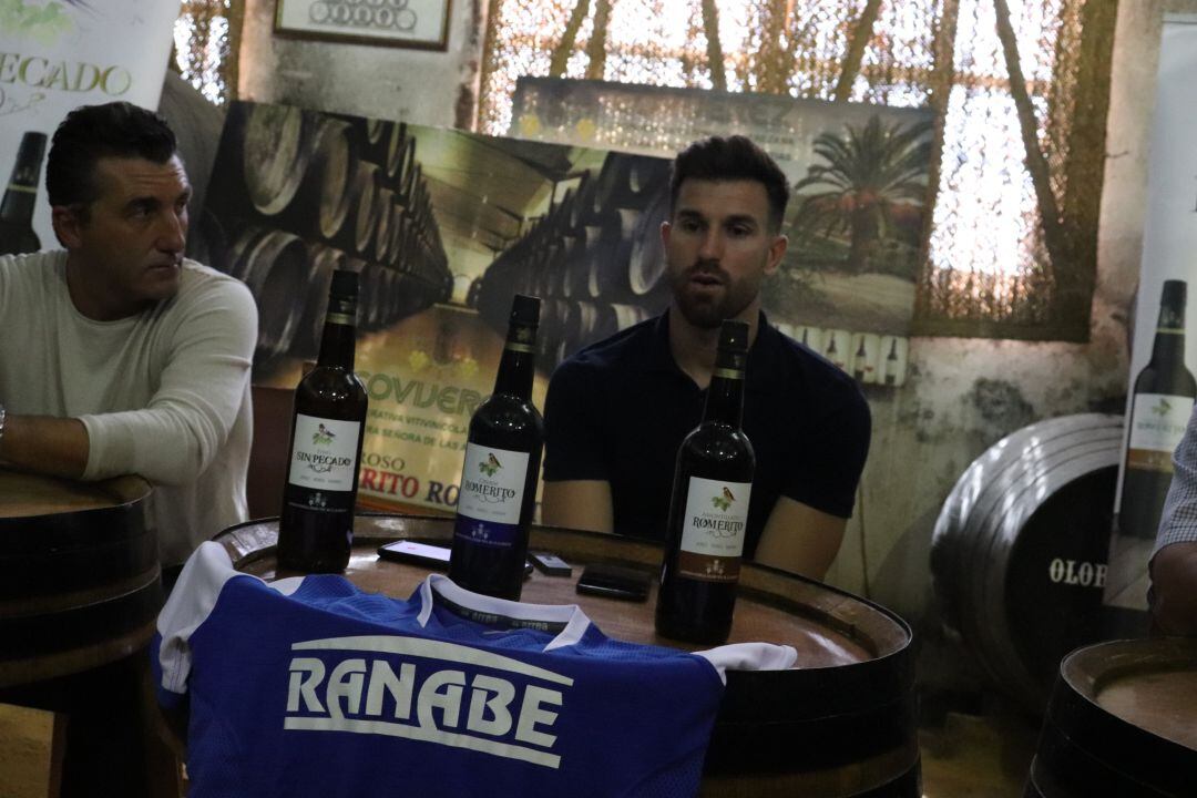 Oca junto a Edu Villegas en un momento de su presentación