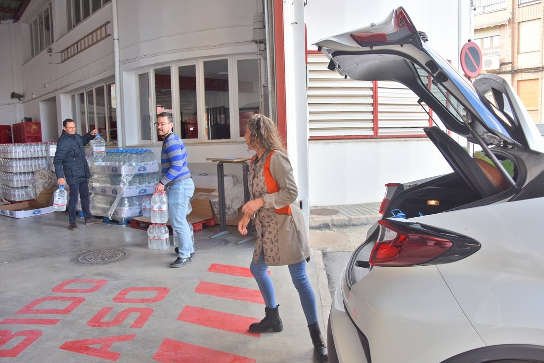 Reparto de agua embotellada a la población en Baza