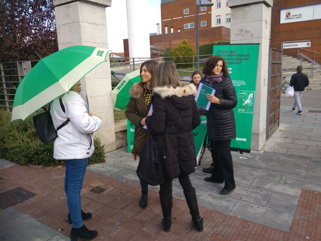 Responsables del sindicato de enfermeria SATSE recogen firmas a la entrada del Hospital Virgen de la Concha