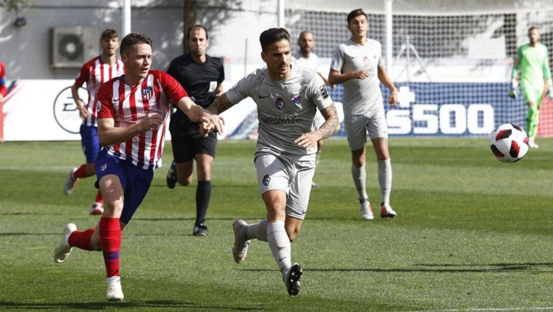 El melillense Borja Garcés y el sevillano Ríos Reina en un lance del partido