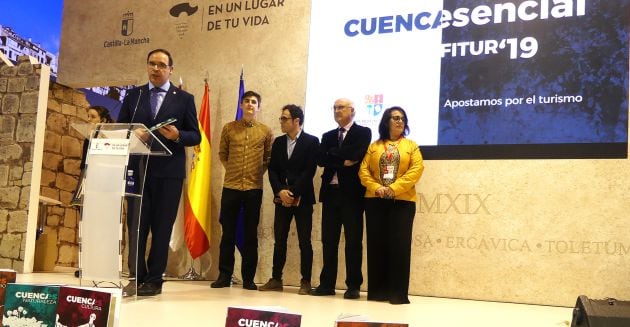 El presidente de la Diputación de Cuenca, Benjamín Prieto, presenta la guía Cuenca Esencial en Fitur.