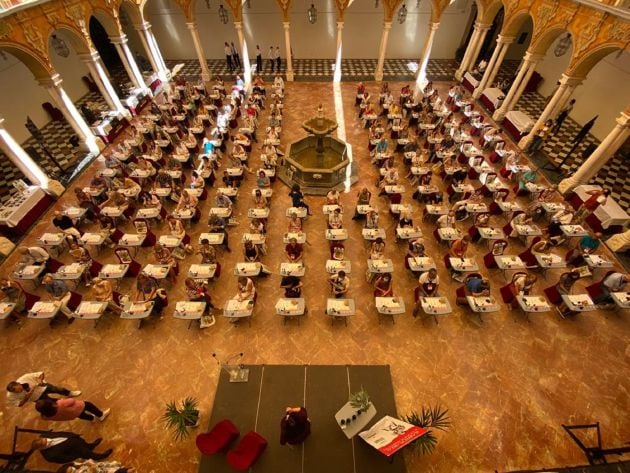 Plano cenital de los participantes en la cata degustación de gastronomía cordobesa del Congreso de la Sabiduría y el Conocimiento de Radio Córdoba