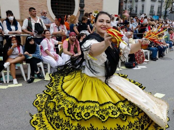 Una huertana baila durante el Bando de la Huerta de Murcia