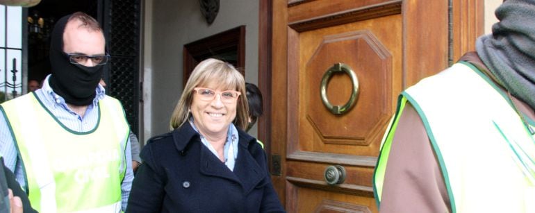 Teresa Gomis, acompanyada per agents de la Guàrdia Civil el dia que la van detenir. 