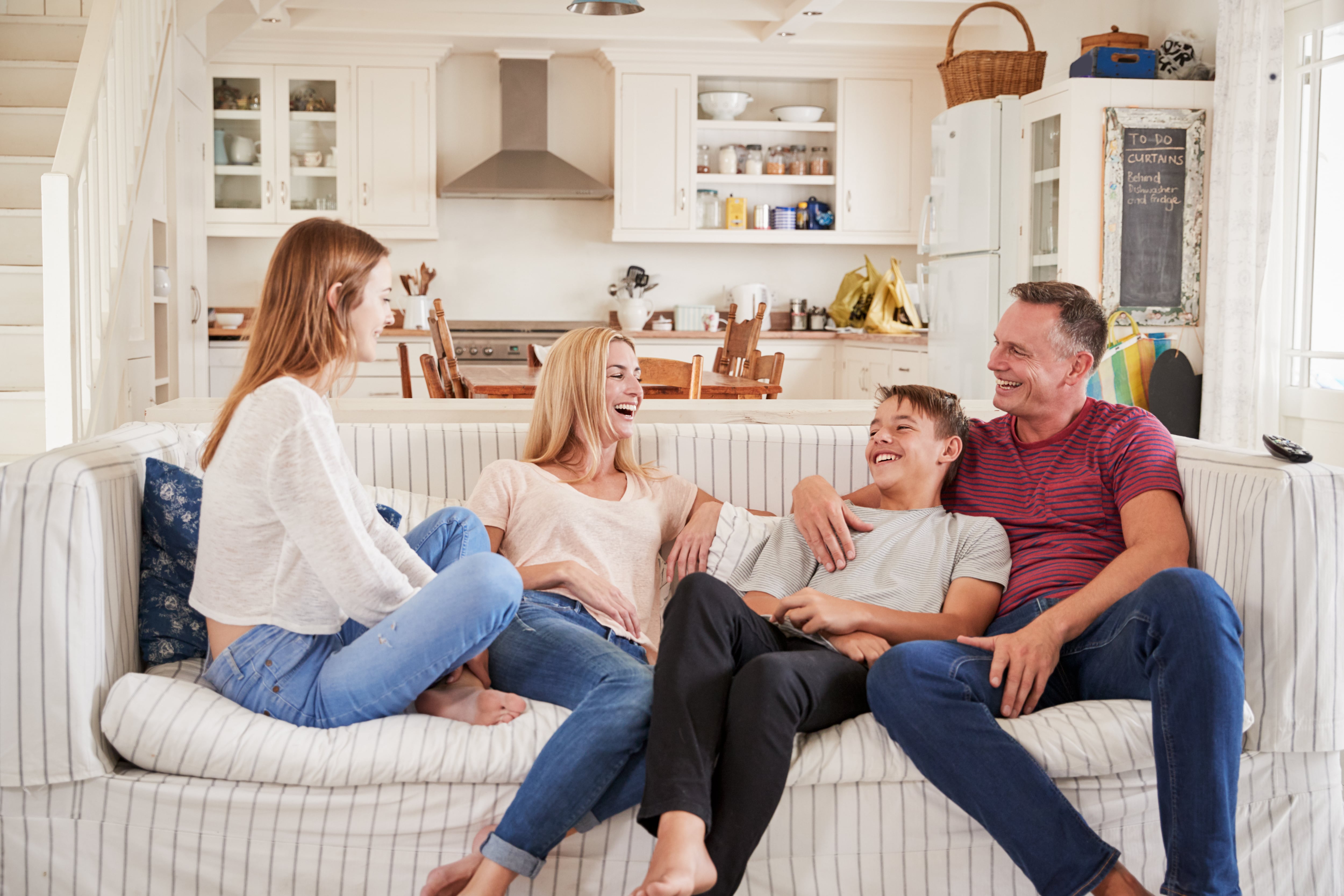 Familia charlando