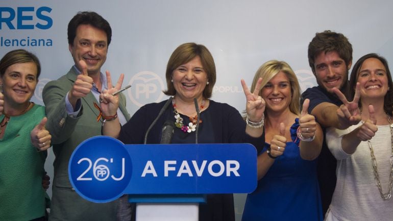 La secretaria general del PPCV, Isabel Bonig (c), muestra su alegría tras aumentar dos diputados con respecto a las anteriores elecciones, con lo que el partido ha ganado sus vigésimo cuartaselecciones consecutivas en la Comunitat Valenciana