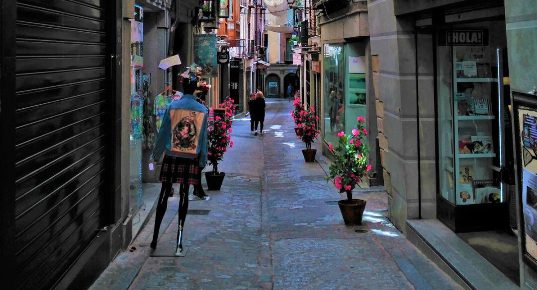 Calle Martín Gamero de Toledo, adornada con plantas de los comercios