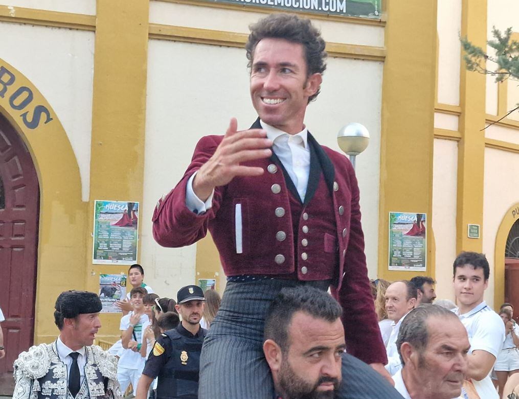 Leonardo Hernández abrió la Puerta Grande en la última corrida de rejones