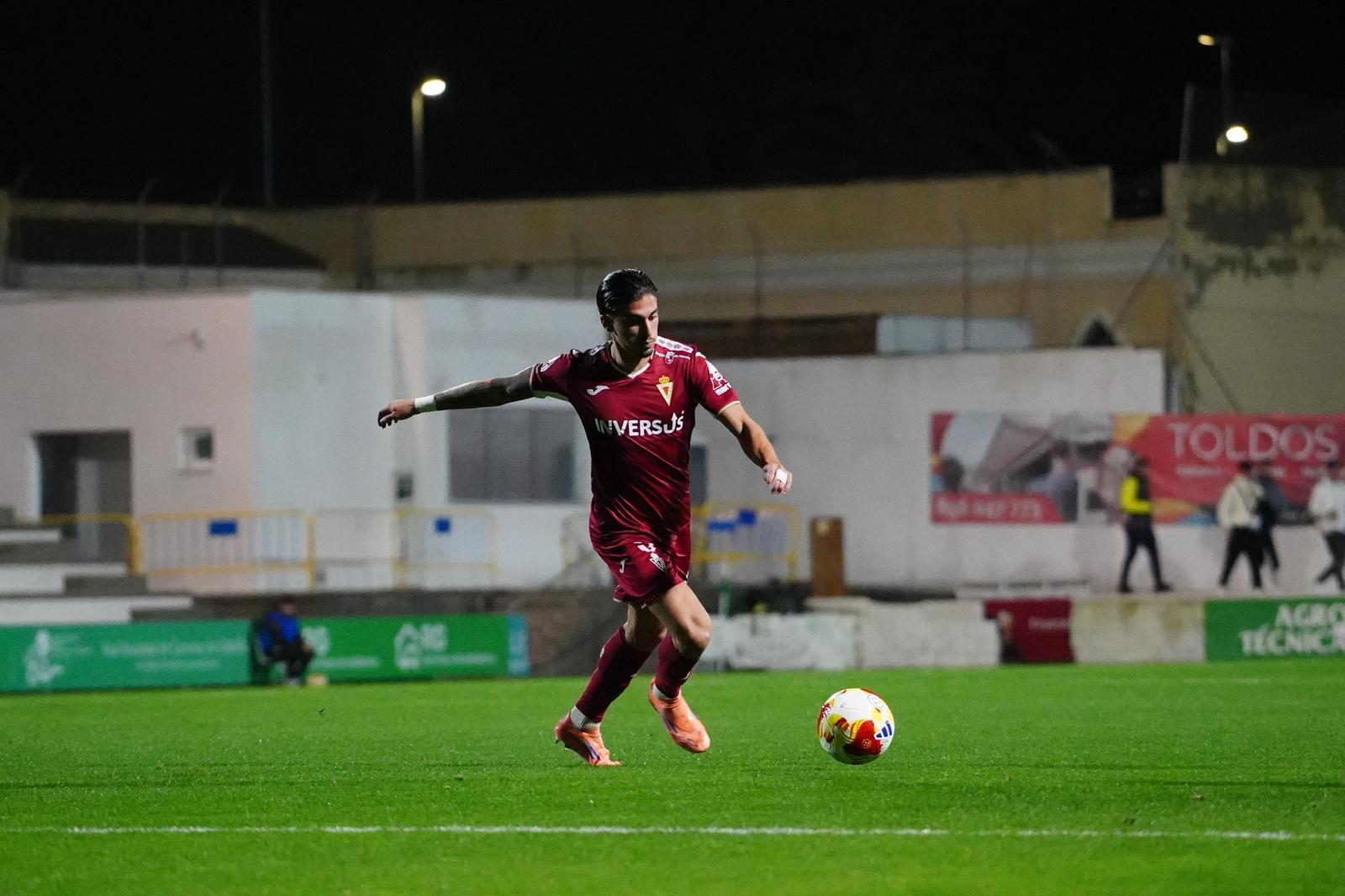 Cristo Romero, jugador del Real Murcia, ante el Atlético Sanluqueño.