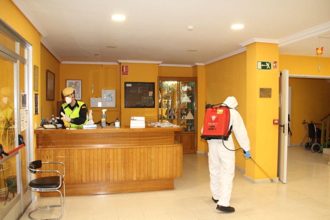 Militares de la UME de León desinfectan las zonas comunes en la residencia de ancianos El Alamillo en Cuéllar