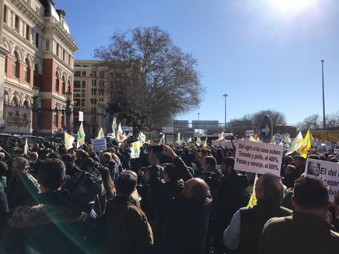 Los agricultores se manifiestan frente al Ministerio de Agricultura en Madrid