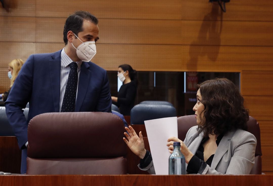 La presidenta de la Comunidad de Madrid, Isabel Díaz Ayuso, conversa con el vicepresidente de la Comunidad, Ignacio Aguado