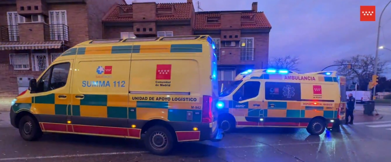 Ambulancias del SUMMA 112 atendiendo el accidente de dos menores que iban en patinete tras el choque de éste con un coche en Parla.
