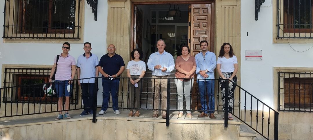 Manuel Vallejo junto a sus concejales en el balcón de entrada al Ayuntameinto de Quesada