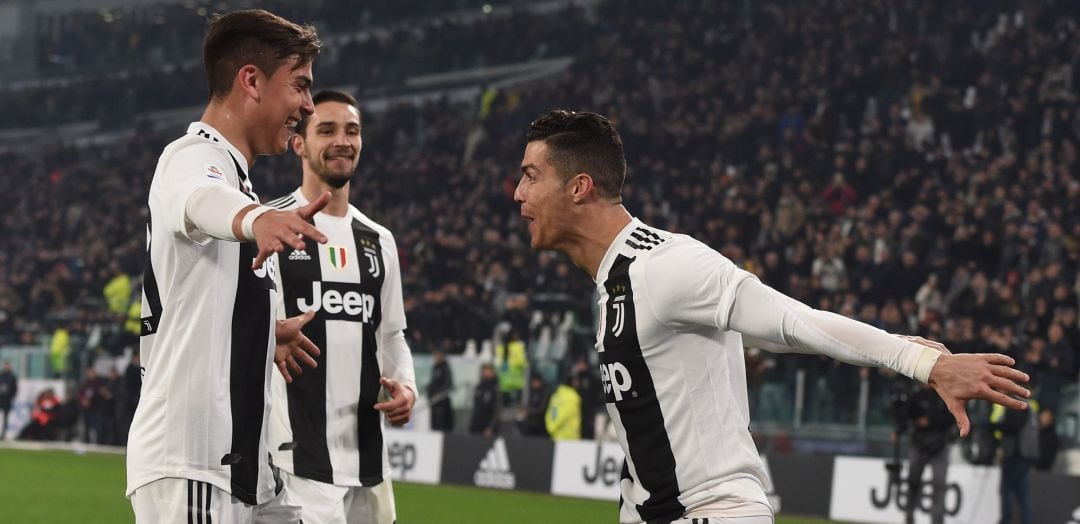 Dybala y Cristiano Ronaldo celebran un gol