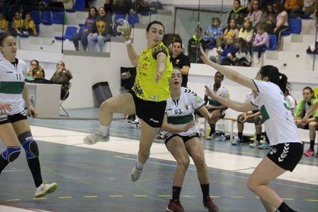 Keyla Hernández, lanzando en un partido de la pasada temporada.