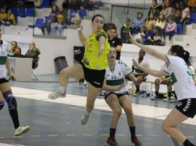 Keyla Hernández, lanzando en un partido de la pasada temporada.